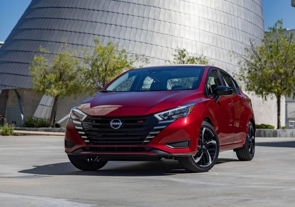 Katsaus uudistettuun Nissan Versa -sedaniin