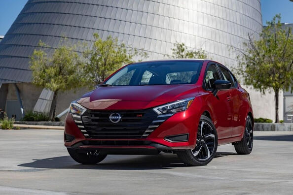 Katsaus uudistettuun Nissan Versa -sedaniin