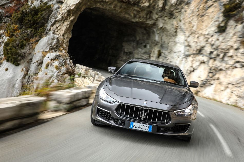 Katsaus tehokkaaseen italialaissedaniin Maserati Ghibli