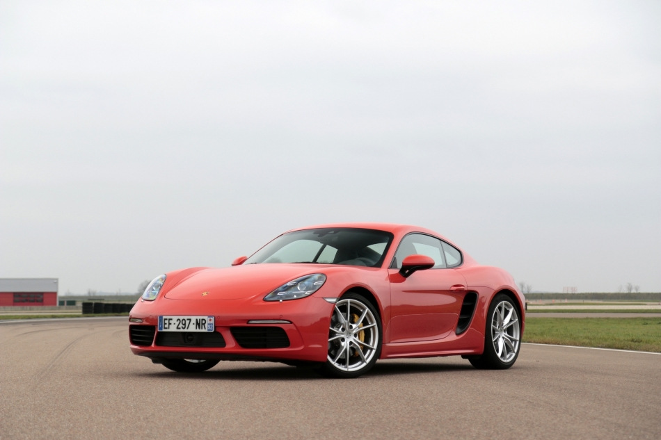 Arvostelussa urheilucoupé Porsche 718 Cayman