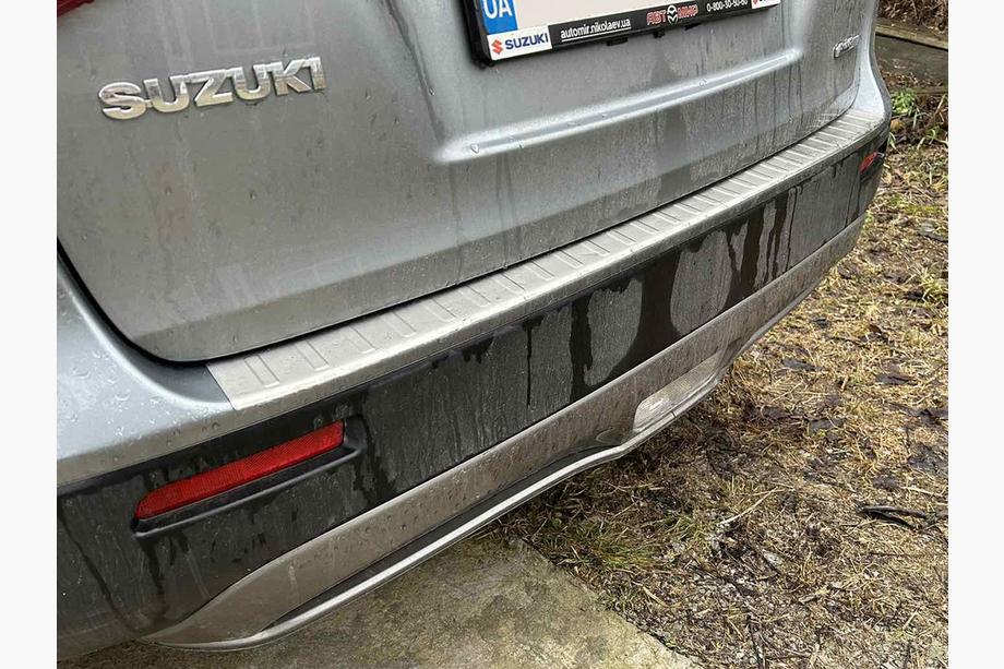 Suzuki Vitara 2015– Takapuskurin suojalista Carmos (ruostumaton teräs) Image