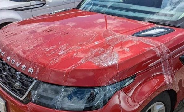 Mitä tehdä, jos auton päälle on kaadettu maalia tai happoa?