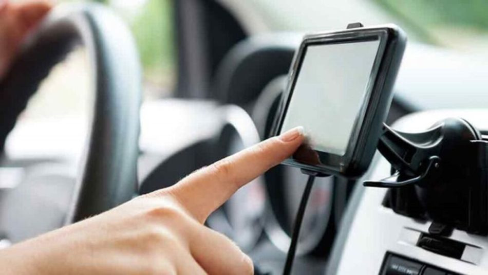 Pakolliset varusteet autoilijalle: tarvikkeet mukavaan matkaan