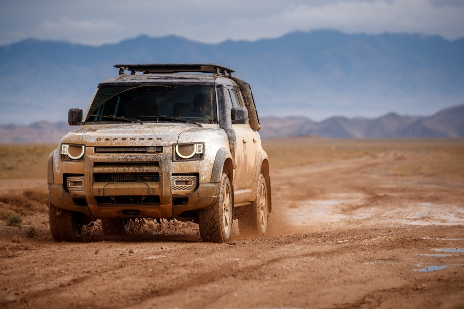 Koeajo: suuri ja tehokas maastoauto Land Rover Defender 110
