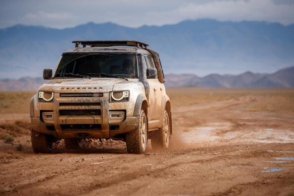 Koeajo: suuri ja tehokas maastoauto Land Rover Defender 110