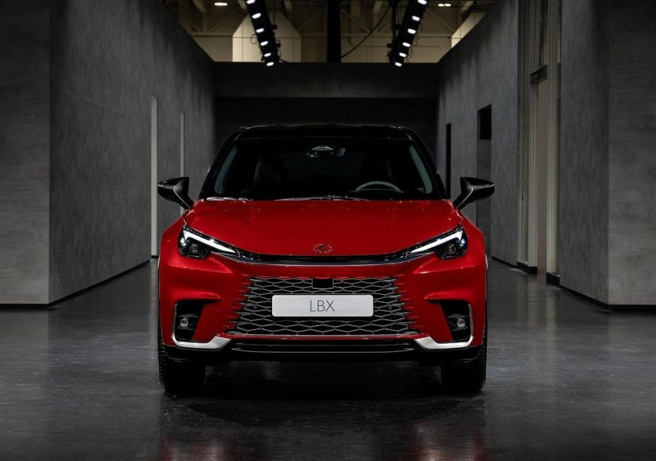 Koeajo: Lexus LBX – elegantti ja teknologinen kompakti crossover