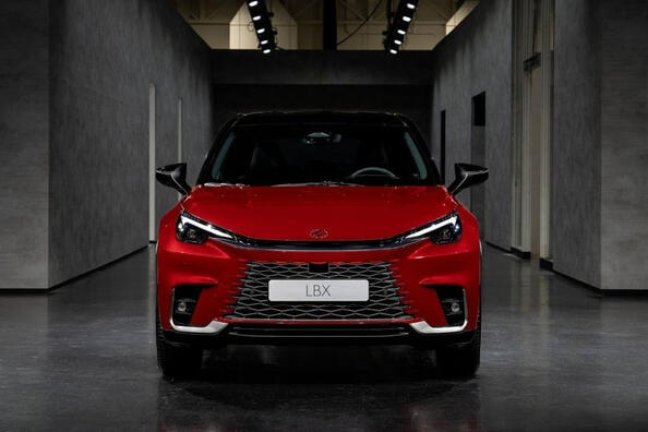 Koeajo: Lexus LBX – elegantti ja teknologinen kompakti crossover