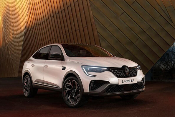 Katsaus Renault Arkana 2023 -facelift-versioon
