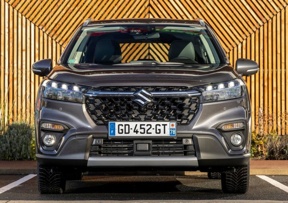Mitä Suzuki S-Cross tarjoaa: ominaisuudet ja varustelu