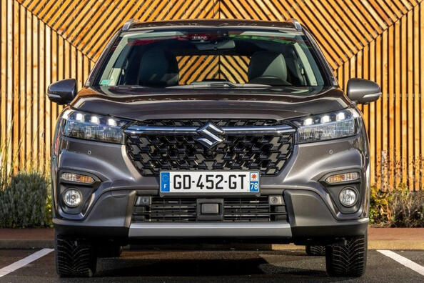 Mitä Suzuki S-Cross tarjoaa: ominaisuudet ja varustelu