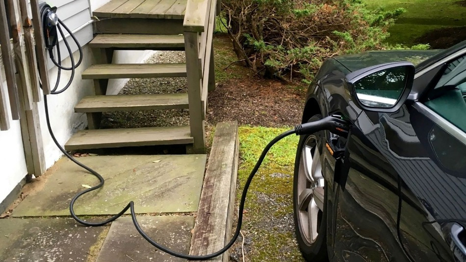 Näin käytät sähköautoa talon sähkönsyöttöön: hyödyt ja mahdollisuudet