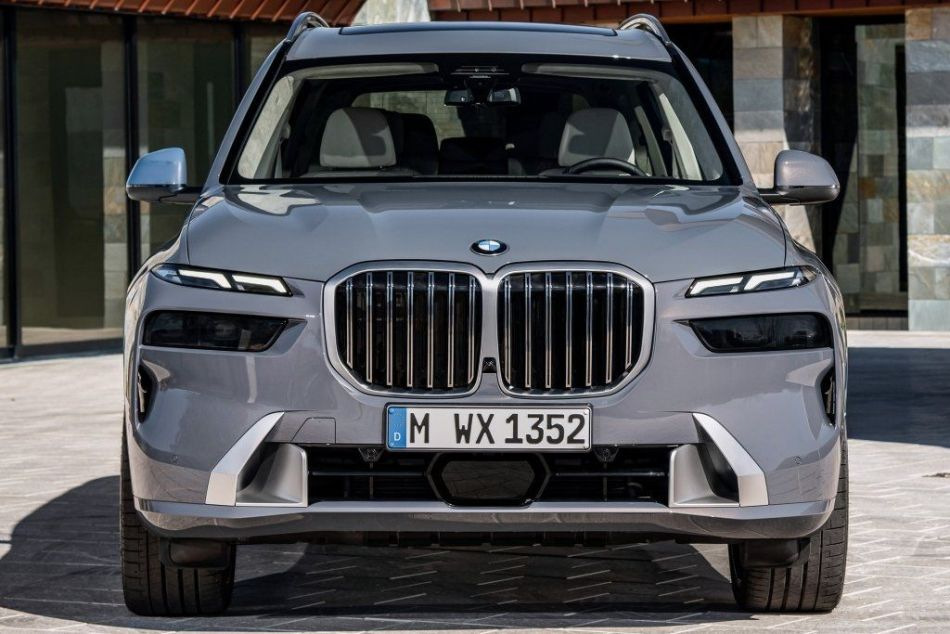 Katsaus uudistettuun luksuskatumaasturiin BMW X7
