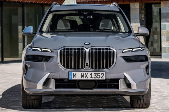 Katsaus uudistettuun luksuskatumaasturiin BMW X7
