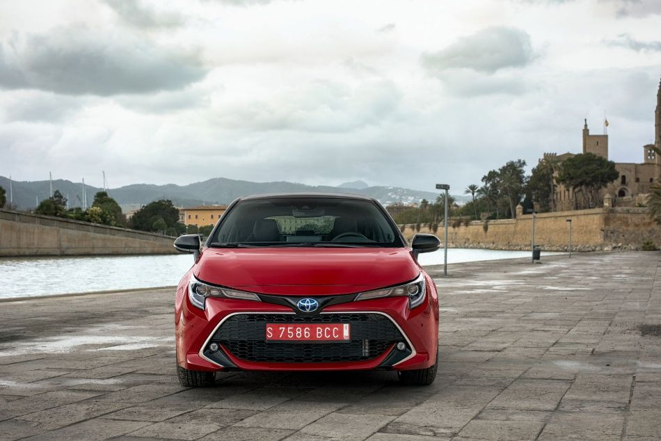 Toyota Corolla Hatchback Hybrid -hatchbackin koeajo