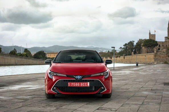 Toyota Corolla Hatchback Hybrid -hatchbackin koeajo