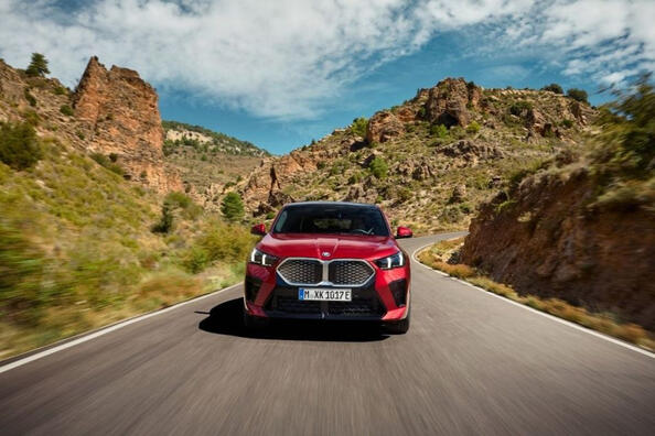 Arvostelussa sähköinen kompakti crossover BMW iX2