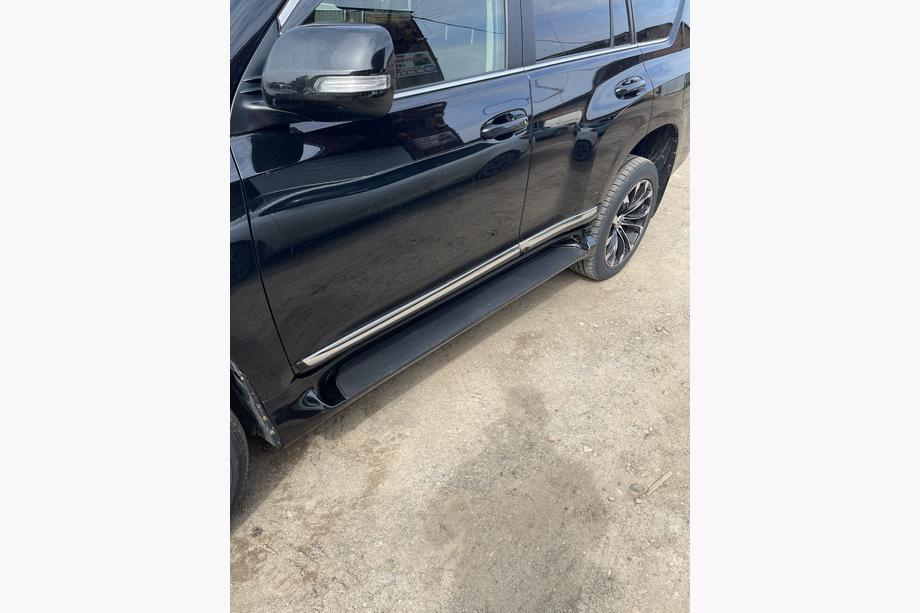 Lexus GX460 2009–2023 Sivuporrast (2 kpl, alumiini) Musta (harmaa askelpinta) Kuva 10