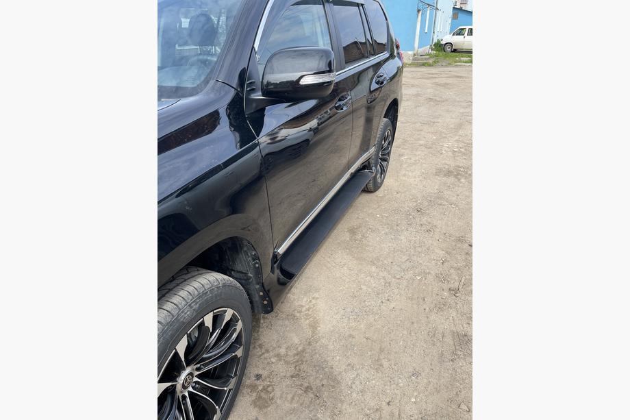 Lexus GX460 2009–2023 Sivuporrast (2 kpl, alumiini) Musta (harmaa askelpinta) Kuva 9