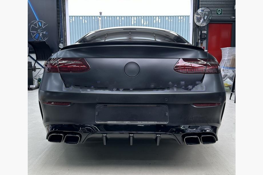 Mercedes E-sarja Coupé C238 2016–2024 Taka-diffuusori Black pakoputkenpäillä Black (AMG63 Design) Image