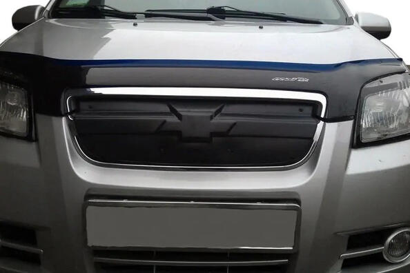 Millä auton jäähdyttimen säleikön voi peittää?