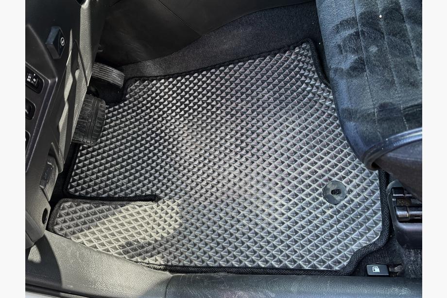 Mitsubishi Outlander 2001–2006 EVA-lattiamatot (mustat) Kuva 1