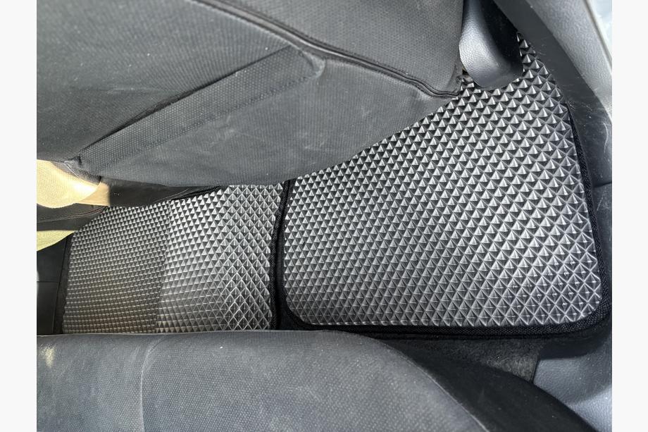 Mitsubishi Outlander 2001–2006 EVA-lattiamatot (mustat) Kuva 4