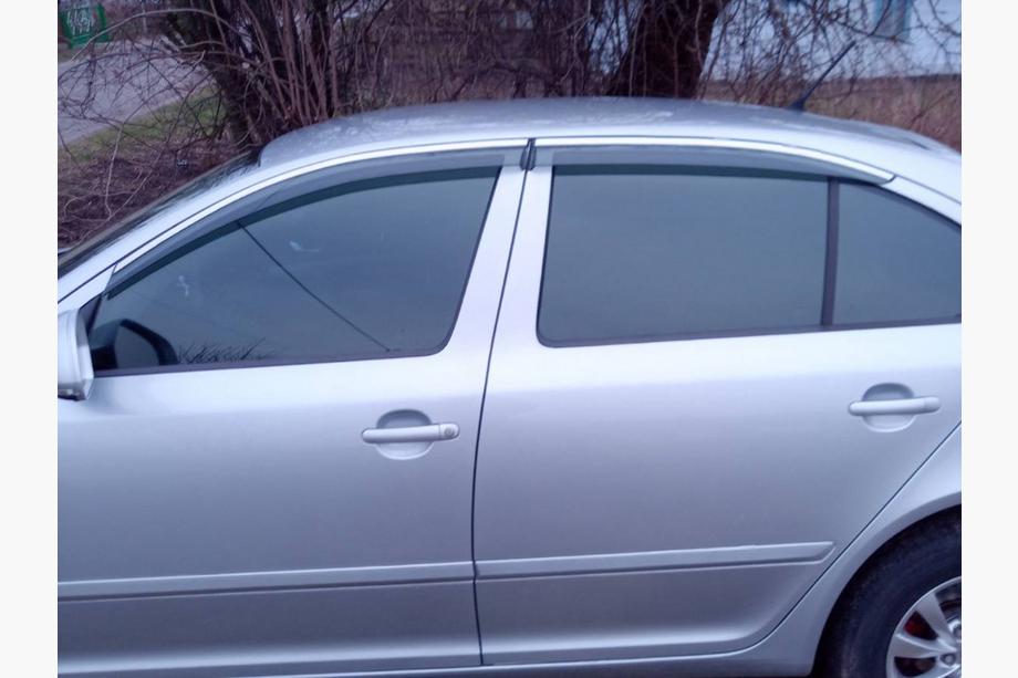 Skoda Octavia II A5 2010–2013 Sivuikkunan tuulisuojat kromilistalla Niken Luxury (SD, 4 kpl) Kuva 2