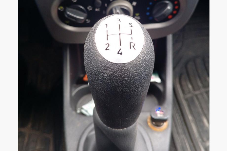 Renault Logan MCV 2005–2013 Vaihdekepin nuppi 8200079112 (musta ja harmaa) Image