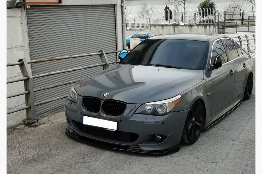 BMW 5-sarja E60/E61 2003–2010 DPT etupuskurin lipa (M Sport/M Technic Hamann, kiiltävä musta) Kuva 1