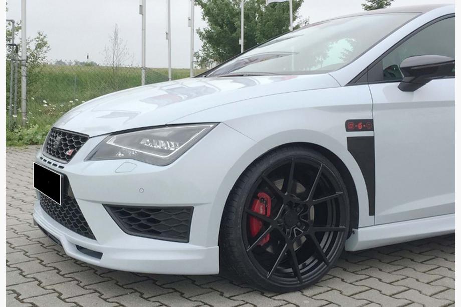 Seat Leon 2013–2020 Etupuskurin lip-spoileri DPT V-5 (2017-2020, kiiltävä musta) Kuva 2