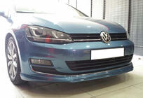 Volkswagen Golf 7/E-Golf 2012–2020 Etupuskurin lipa DPT V-2 (alkuperäiselle puskurille, 2012-2017, kiiltävä musta) kuva 1
