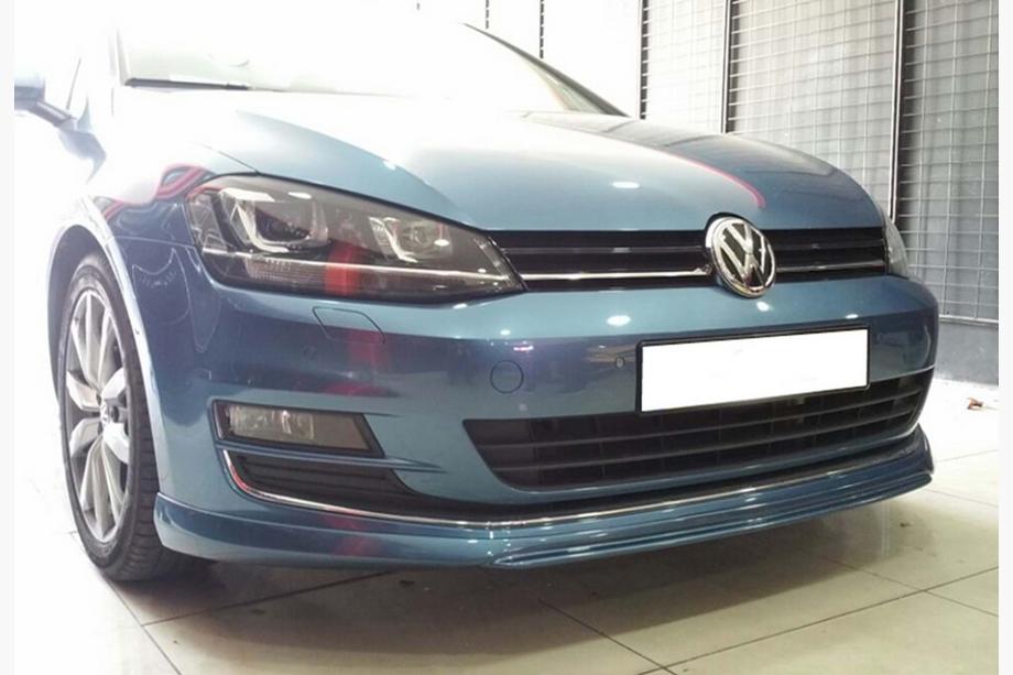 Volkswagen Golf 7/E-Golf 2012–2020 Etupuskurin lipa DPT V-2 (alkuperäiselle puskurille, 2012-2017, kiiltävä musta) Image