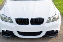 BMW 3-sarja E90/E91 2005–2011 M-Look munuaismaski (2008-2011, kiiltävän musta) kuva 1