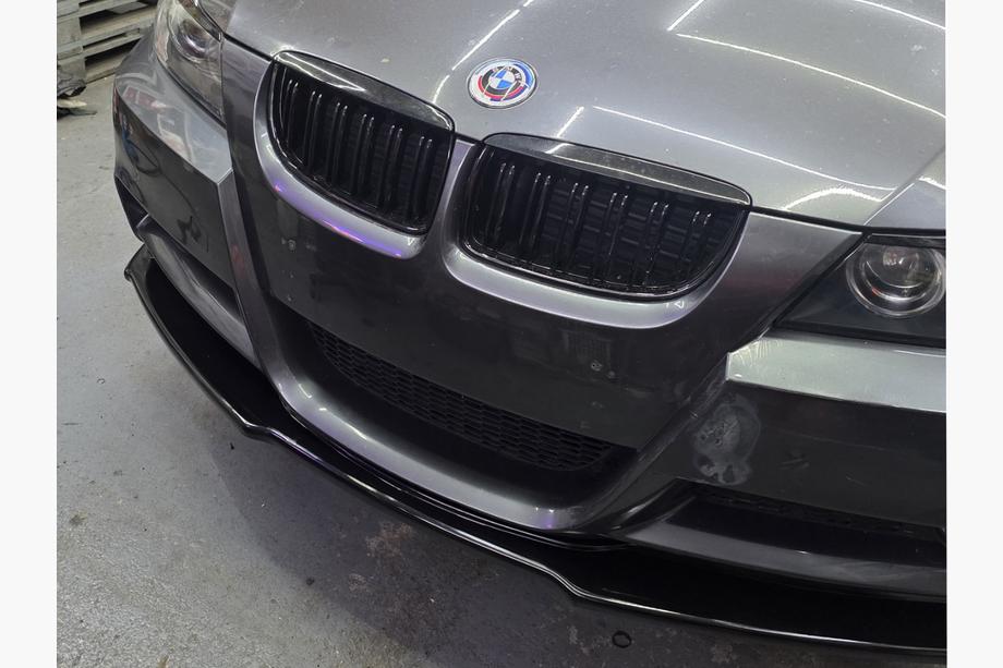 BMW 3-sarja E90/E91 2005–2011 Munuaissäleikkö M-Look (E-90/91, 2005-2008, kiiltävä musta) Image