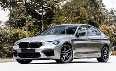 BMW 5-sarja G30/G31 2017–2023 Munuaismaskit M-Look (2021-2023, kiiltävä musta) Kamera-aukolle kuva 1