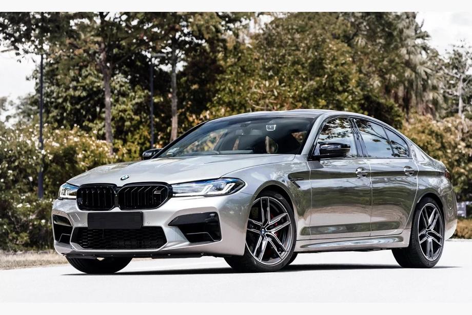 BMW 5-sarja G30/G31 2017–2023 Munuaismaskit M-Look (2021-2023, kiiltävä musta) Kamera-aukolle Image
