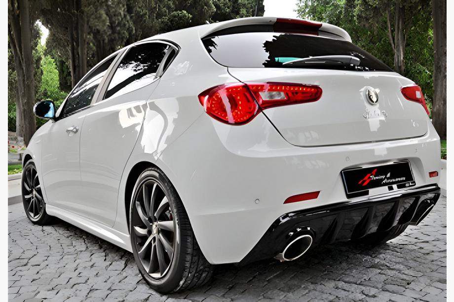 Alfa Romeo Giulietta 2010–2020 Takadiffuusori DPT V-1 (kiiltävä musta) Image