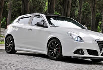 Alfa Romeo Giulietta 2010–2020 DPT helmalevikkeet (kiiltävä musta) kuva 1