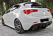 Alfa Romeo Giulietta 2010–2020 DPT helmalevikkeet (kiiltävä musta) kuva 2