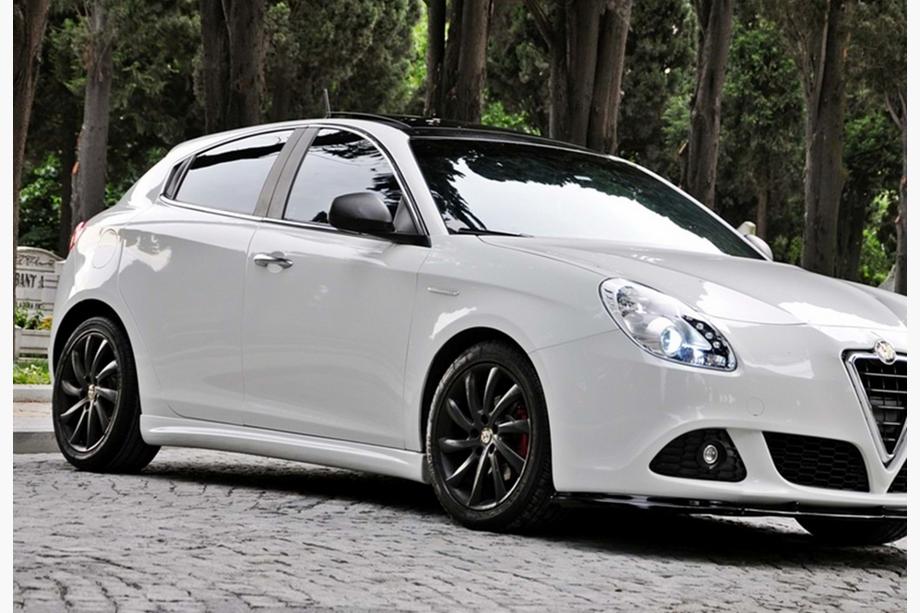 Alfa Romeo Giulietta 2010–2020 DPT helmalevikkeet (kiiltävä musta) Image