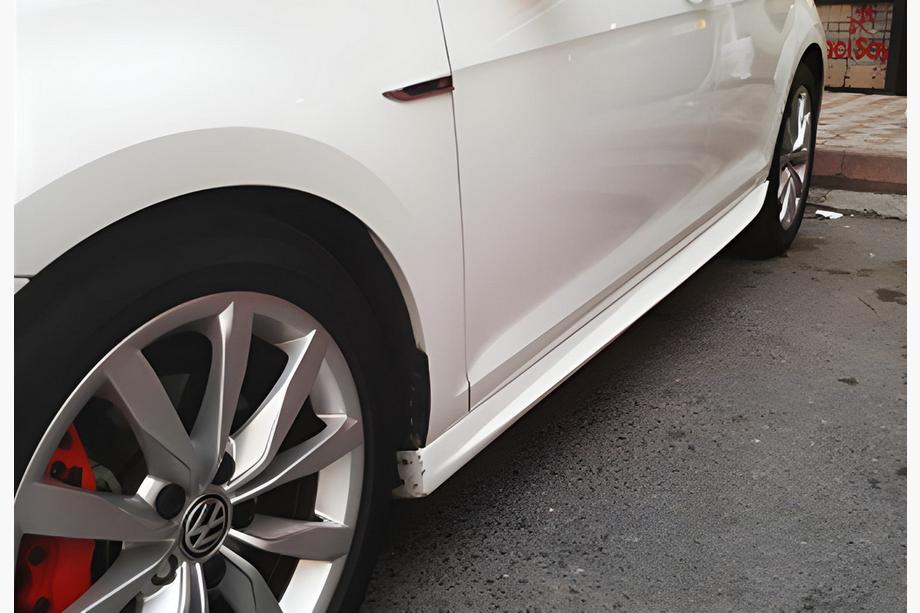 Volkswagen Golf 8 2019– Sivuhelmat DPT V-1 (musta kiiltävä) Kuva 1