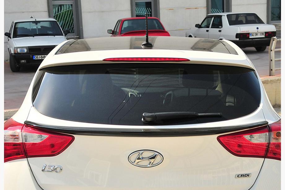 Hyundai I-30 2012–2017 DPT-spoileri (kiiltomusta) Kuva 1
