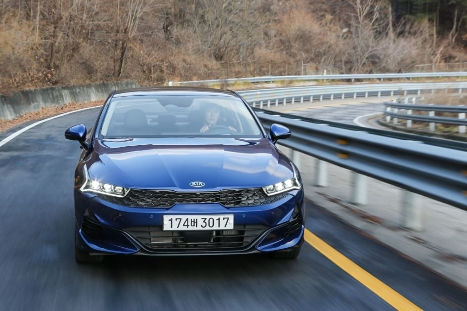 Kia K5:n 5. sukupolven koeajo: tyyli ja teknologia