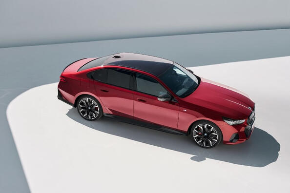 BMW i5 -koeajo: sähköistä voimaa business-luokassa