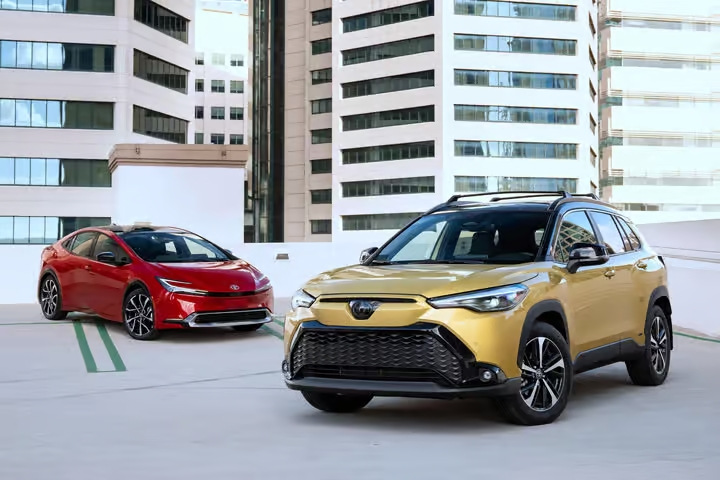 Hybridi vai sähköauto: kumpi kannattaa valita?