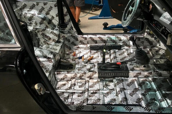 Mitä autossa kannattaa äänieristää?