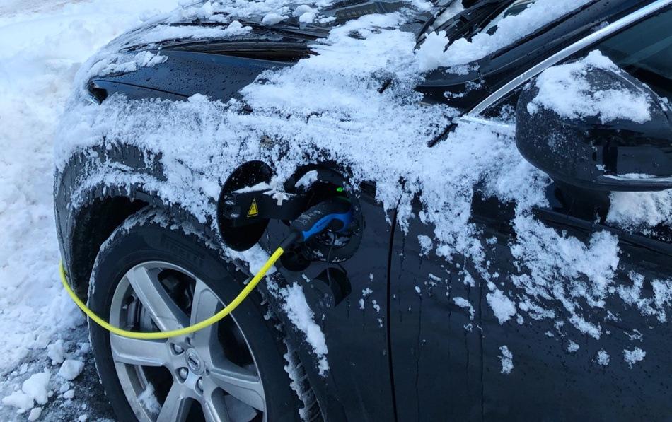 Sähköauto talvella: vinkit mukavaan ja taloudelliseen ajoon