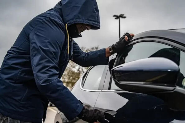 Miten suojata auto varkaudelta: nykyaikaiset menetelmät ja keinot
