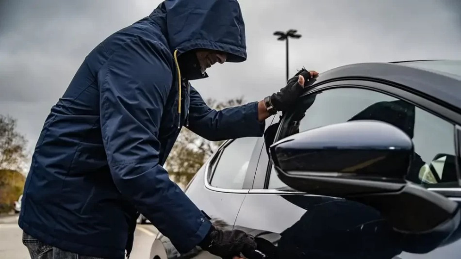 Miten suojata auto varkaudelta: nykyaikaiset menetelmät ja keinot