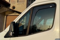 Mercedes Sprinter W907/W910 2018– Ura-asenteiset ikkunatuuliohjaimet (2 kpl, HIC) kuva 5